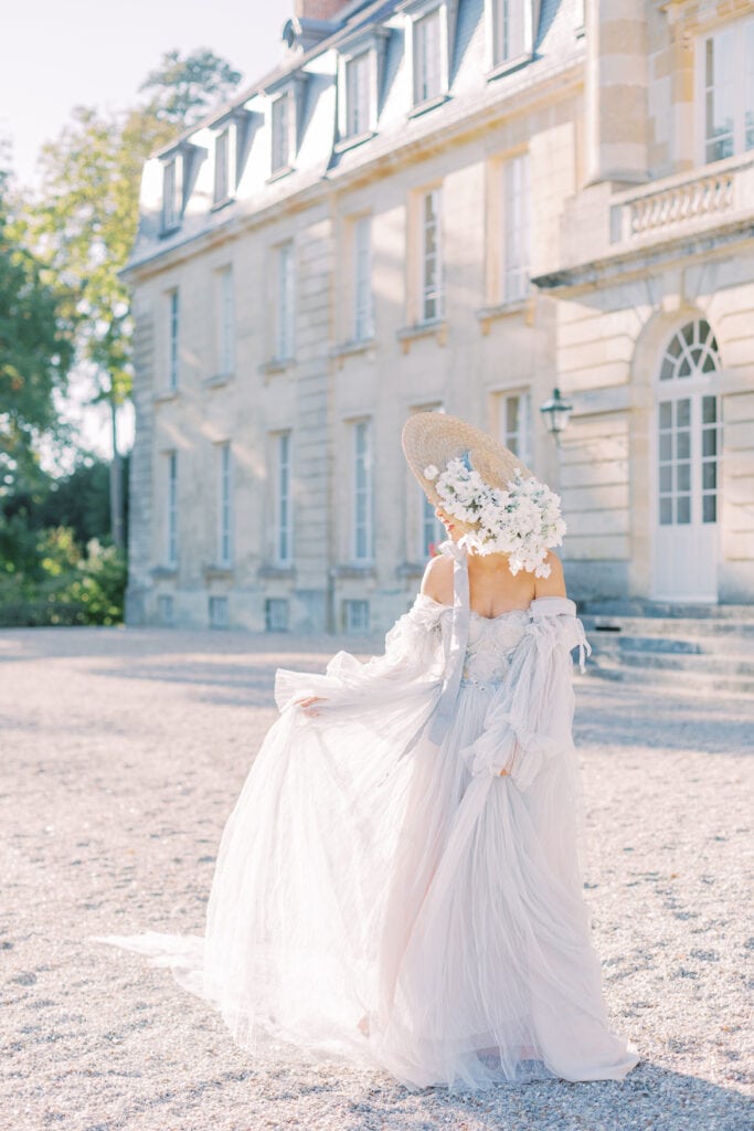 Braut vor einem französischen Chateau