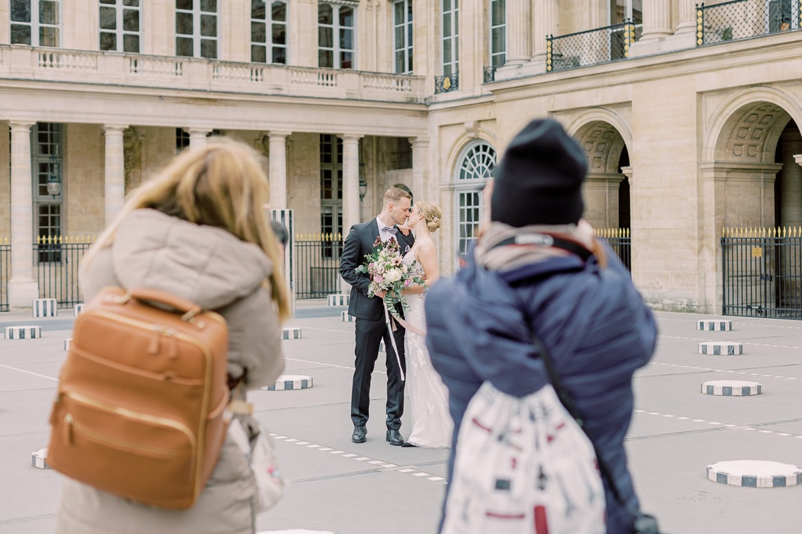 Fotografinnen fotografieren in Paris ein Hochzeitspaar