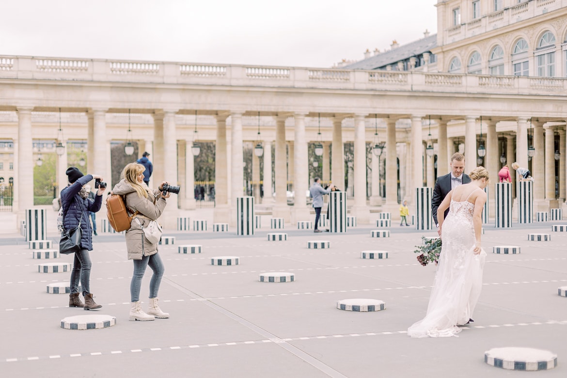 Fotografinnen fotografieren in Paris ein Hochzeitspaar