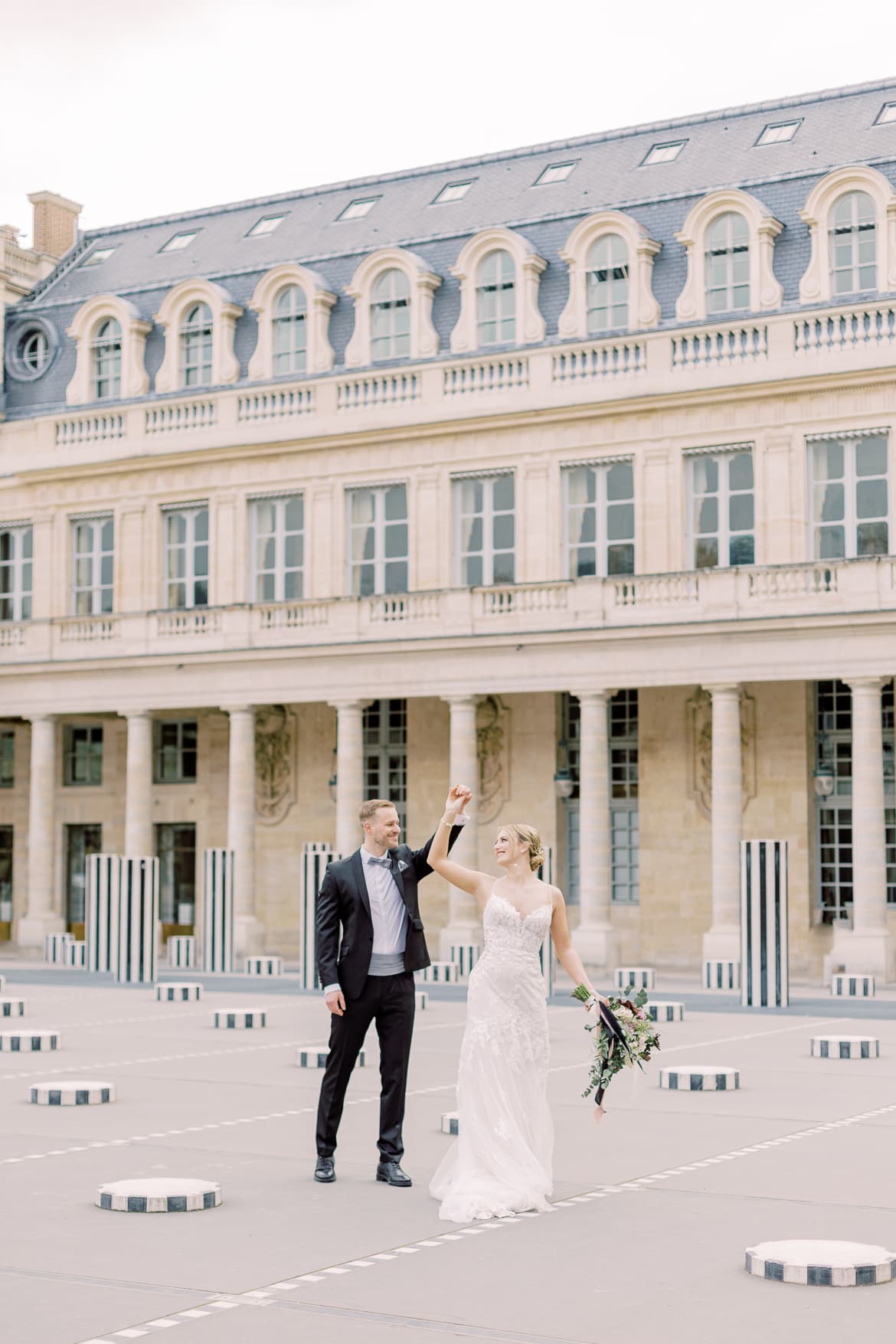 Hochzeitspaar tanzt im Palais Royal PAris