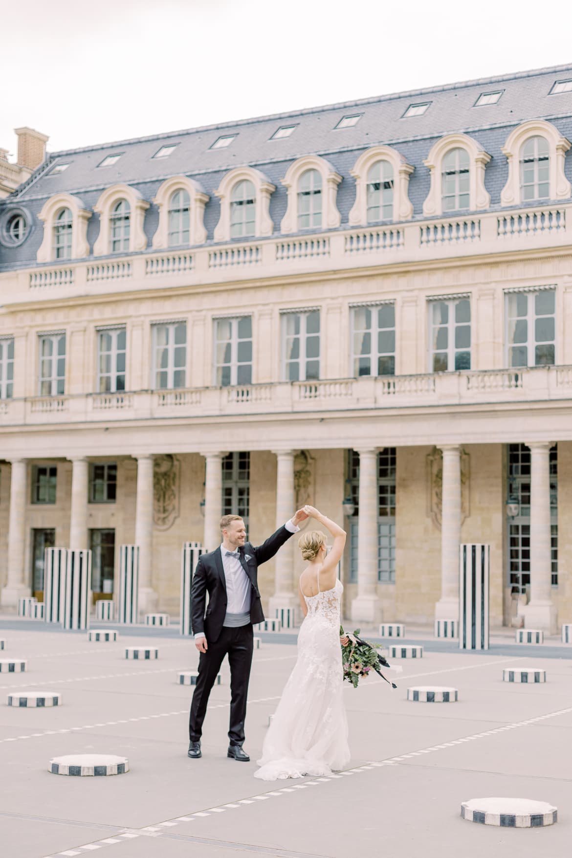 Hochzeitspaar tanzt im Palais Royal Paris
