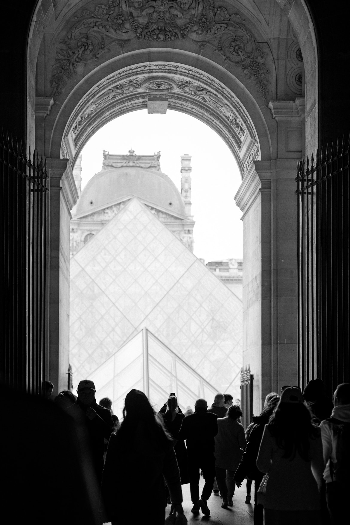 Blick auf die Pyramide vom Louvre
