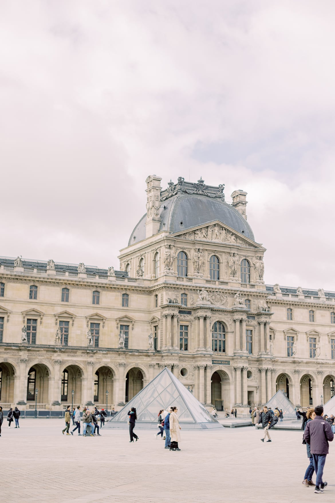 Innenhof vom Louvre in Paris