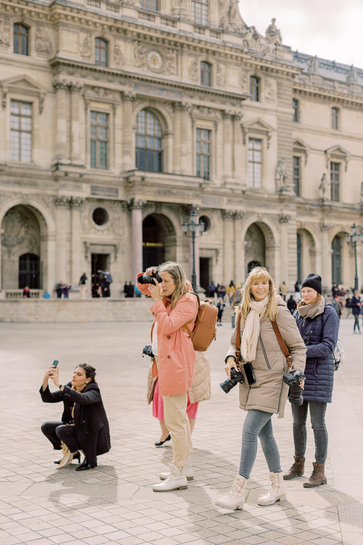 Fotografinnen fotografieren im Innenhof des Louvre