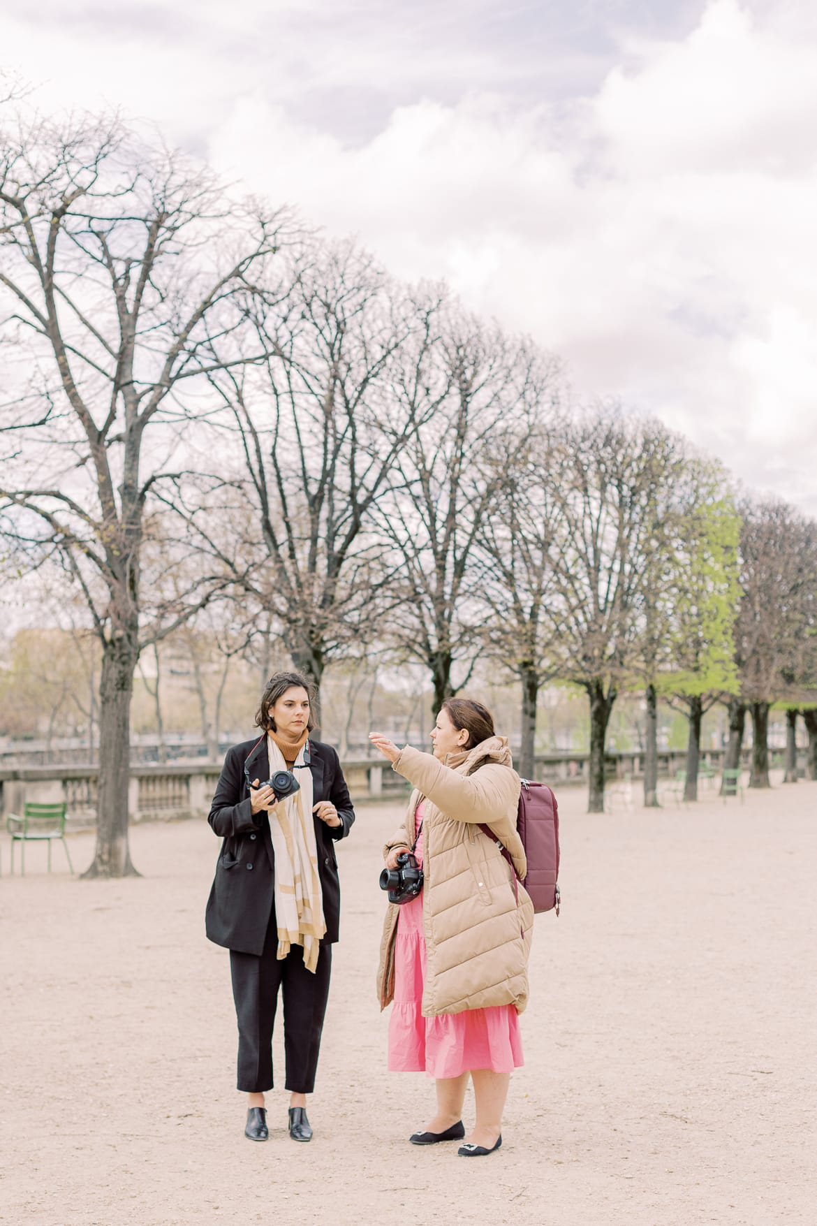 Fotografinnen reden in einem Park miteinander