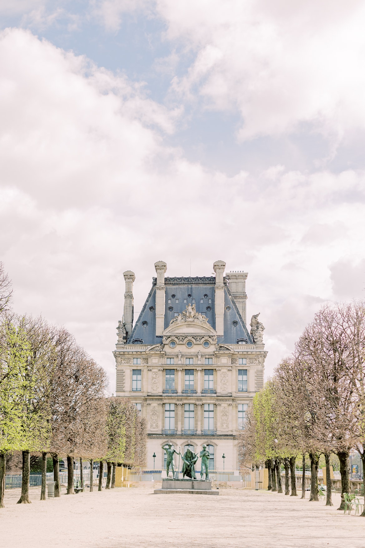 Blick auf den Louvre vom Park aus