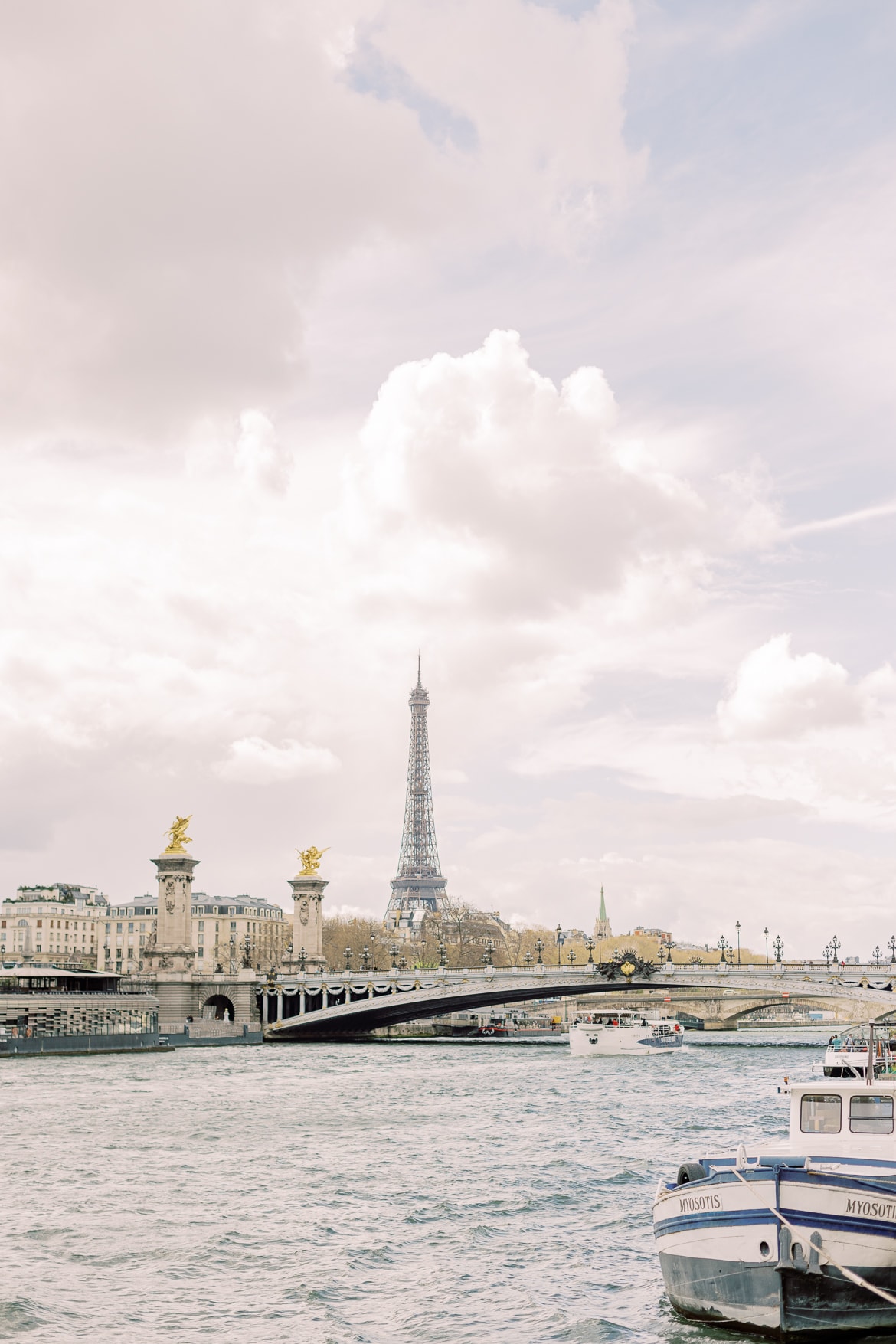 Im Vordergrund sieht man die Seine. Im Hintergrund die Pont Alexandre III und den Eiffelturm.