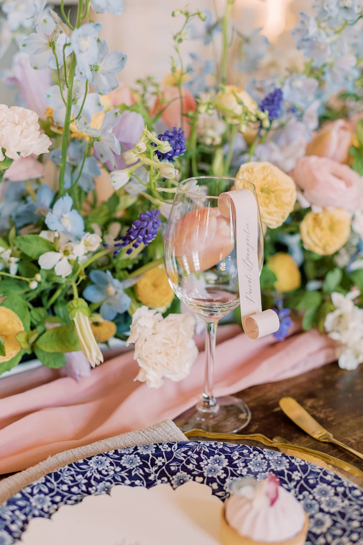 Tischdekoration mit vielen Blumen