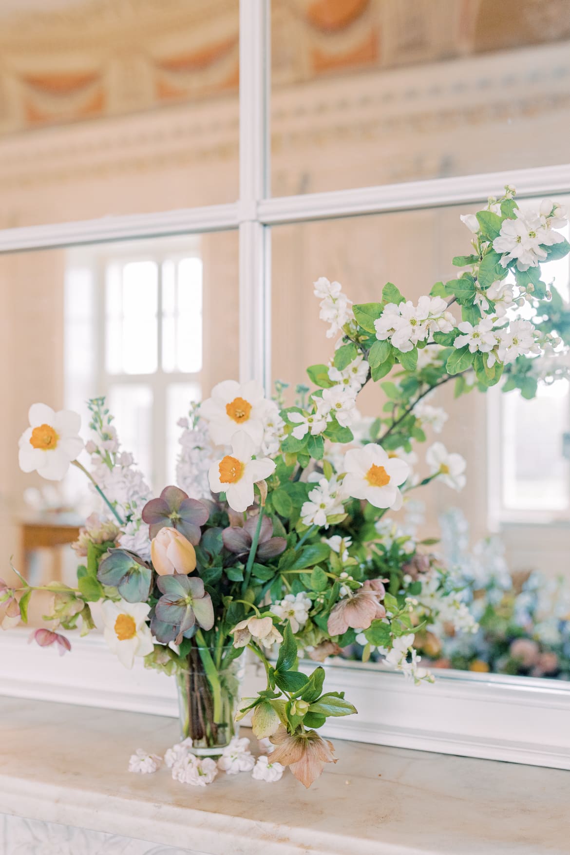 Blumen in einer Vase arrangiert vor einem Spiegel