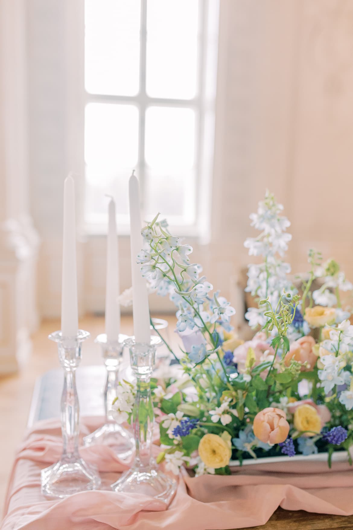 Blumendekoration mit Kerzen auf einem Tisch