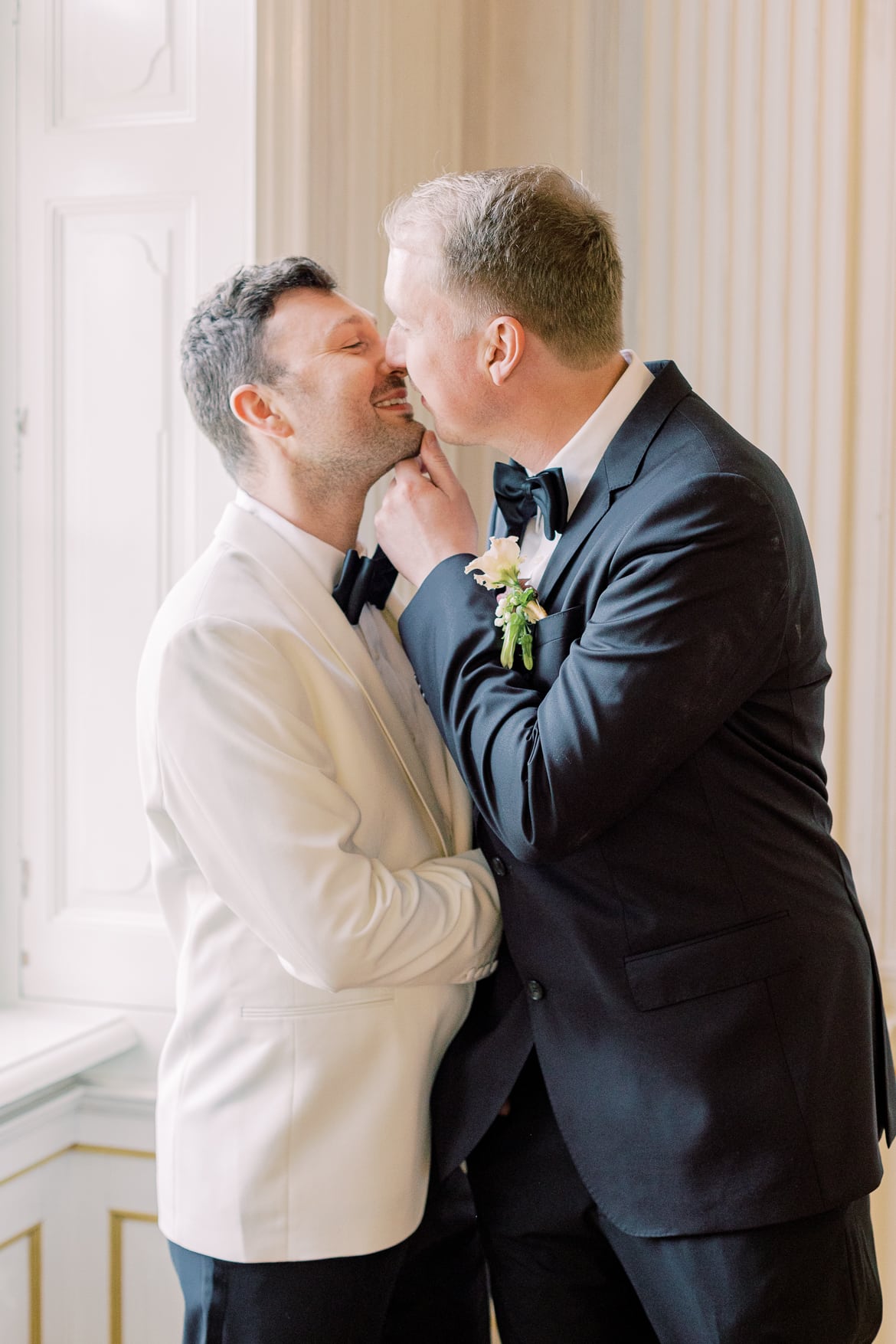 Schwules Pärchen im Anzug küsst sich